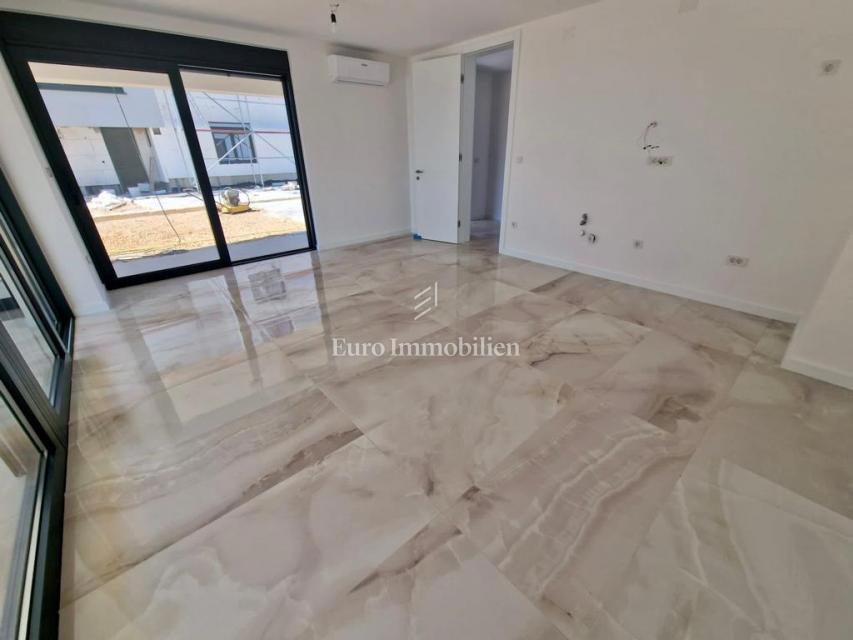 Moderni apartma z vrtom, novogradnja na otoku Krku