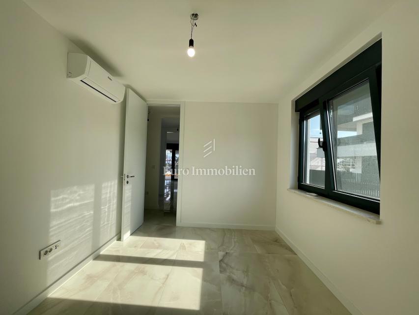 Moderni apartma z vrtom, novogradnja na otoku Krku