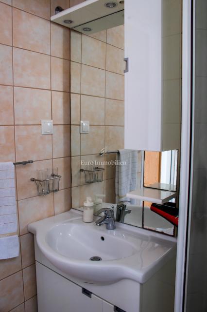 Petrčane, hiša s 4 apartmaji, 90 m od morja!