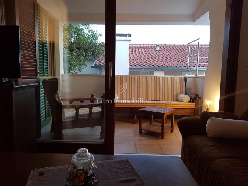 Petrčane, hiša s 4 apartmaji, 90 m od morja!