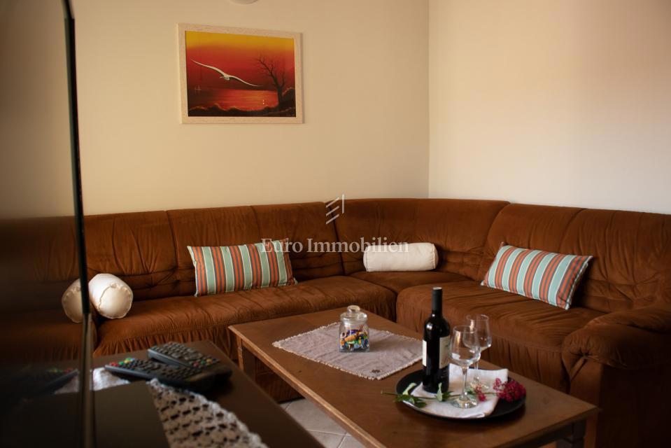 Petrčane, hiša s 4 apartmaji, 90 m od morja!