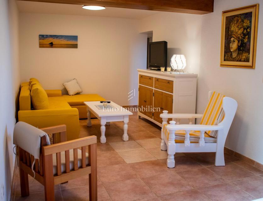Petrčane, hiša s 4 apartmaji, 90 m od morja!