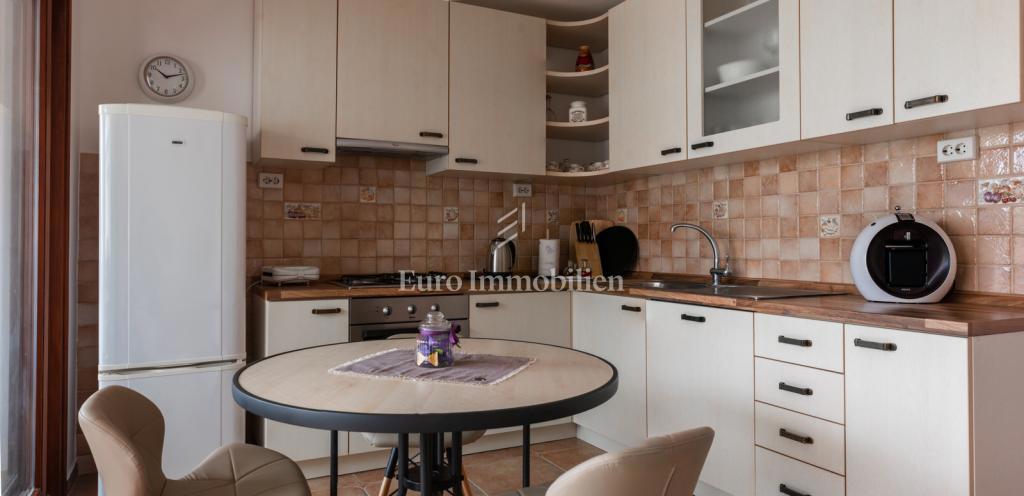 Petrčane, hiša s 4 apartmaji, 90 m od morja!