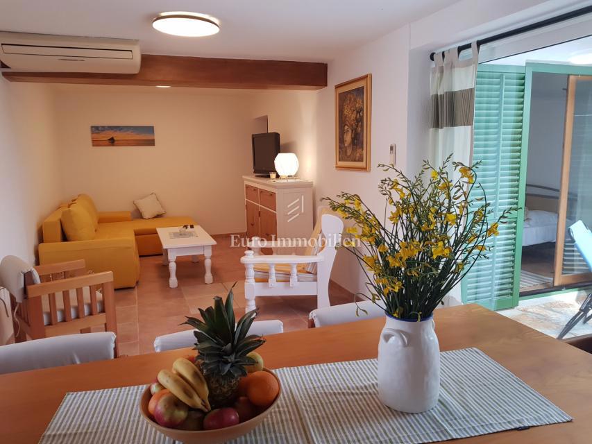 Petrčane, hiša s 4 apartmaji, 90 m od morja!
