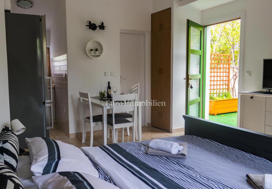 Petrčane, hiša s 4 apartmaji, 90 m od morja!