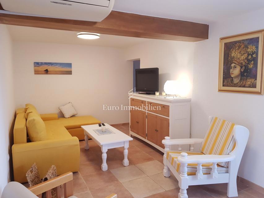 Petrčane, hiša s 4 apartmaji, 90 m od morja!