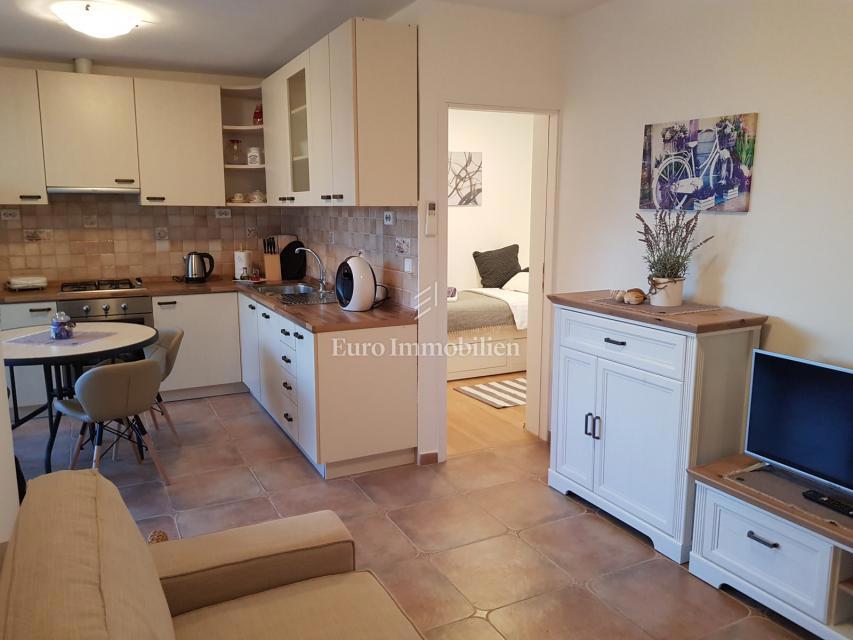 Petrčane, hiša s 4 apartmaji, 90 m od morja!