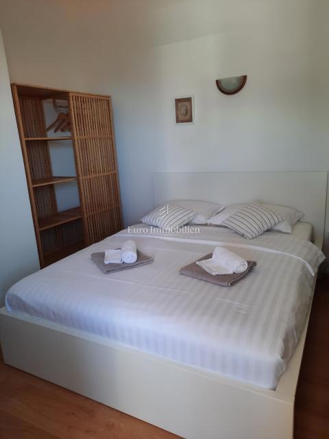 Petrčane, hiša s 4 apartmaji, 90 m od morja!