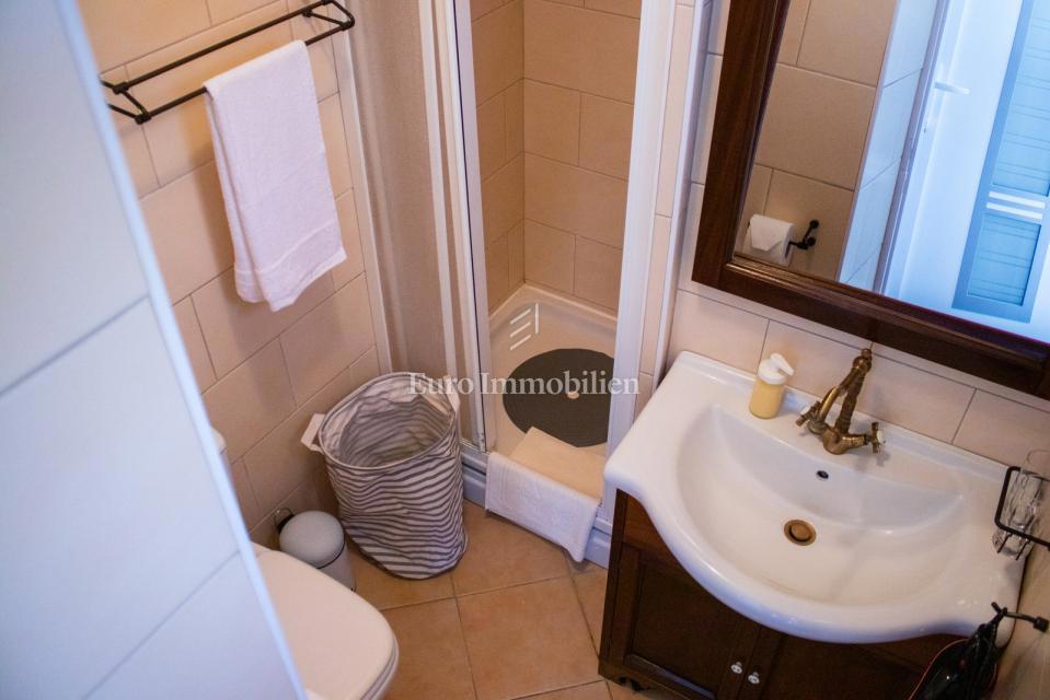 Petrčane, hiša s 4 apartmaji, 90 m od morja!