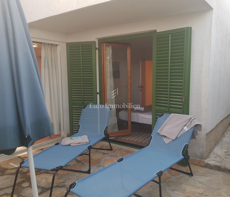 Petrčane, hiša s 4 apartmaji, 90 m od morja!