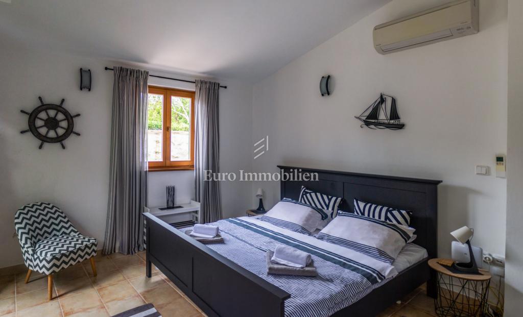 Petrčane, hiša s 4 apartmaji, 90 m od morja!