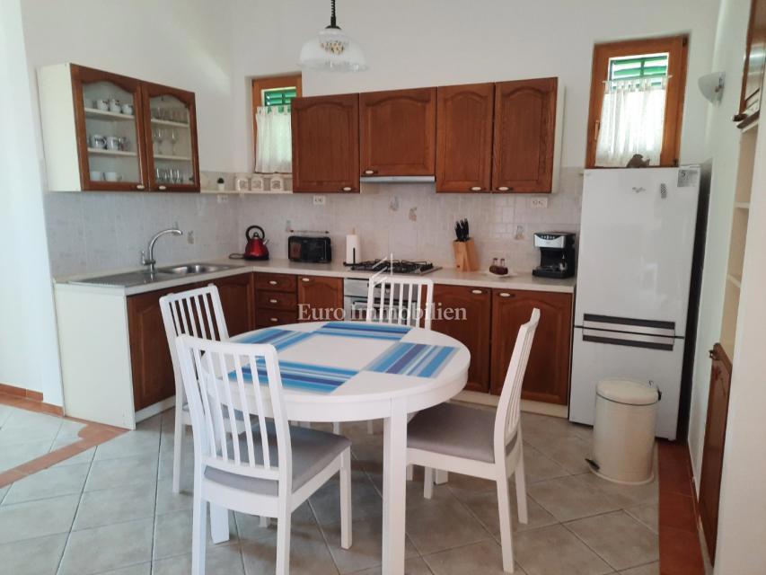 Petrčane, hiša s 4 apartmaji, 90 m od morja!