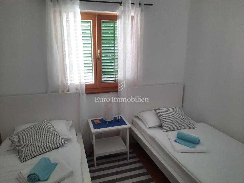 Petrčane, hiša s 4 apartmaji, 90 m od morja!