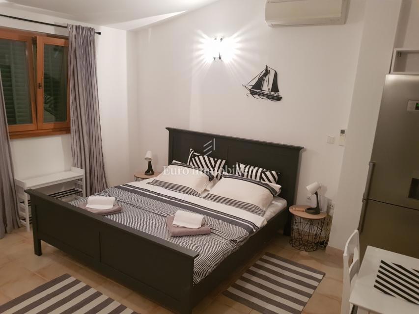 Petrčane, hiša s 4 apartmaji, 90 m od morja!