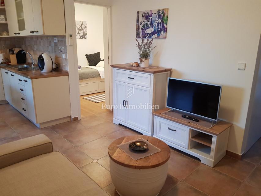 Petrčane, hiša s 4 apartmaji, 90 m od morja!