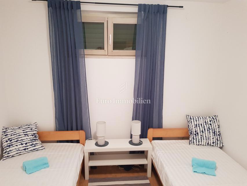 Petrčane, hiša s 4 apartmaji, 90 m od morja!