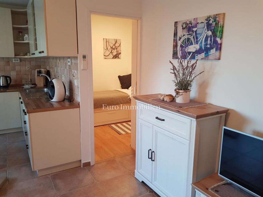 Petrčane, hiša s 4 apartmaji, 90 m od morja!