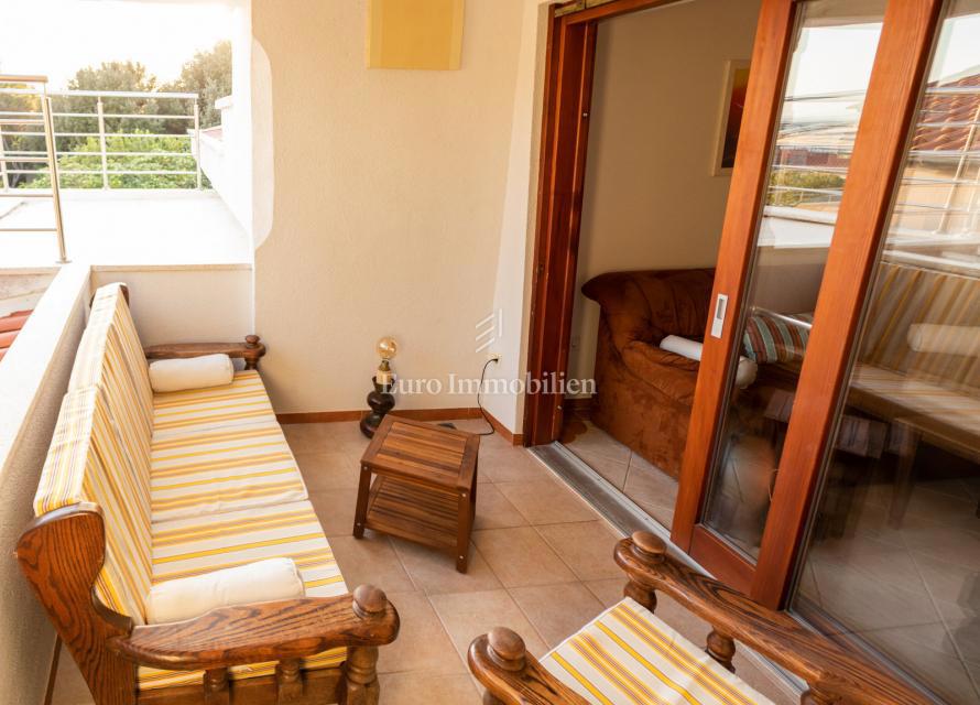 Petrčane, hiša s 4 apartmaji, 90 m od morja!