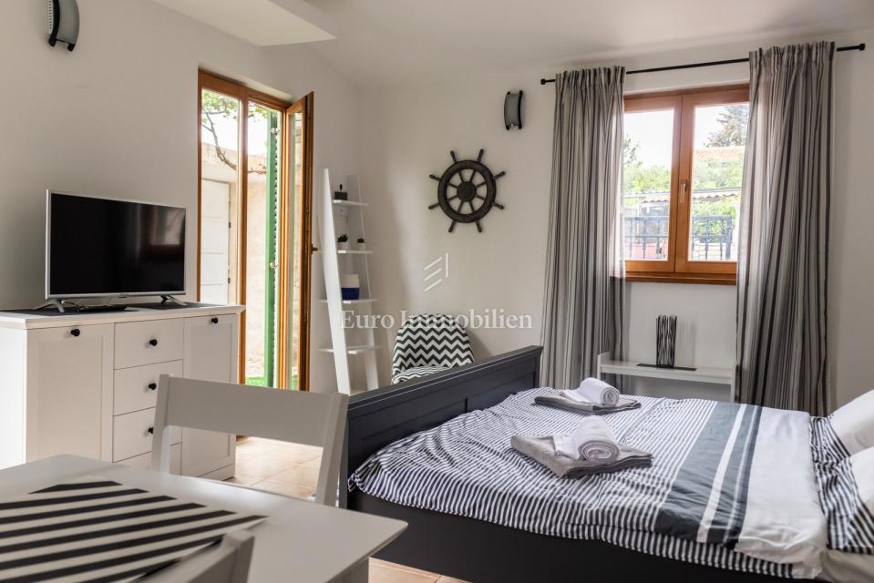 Petrčane, hiša s 4 apartmaji, 90 m od morja!