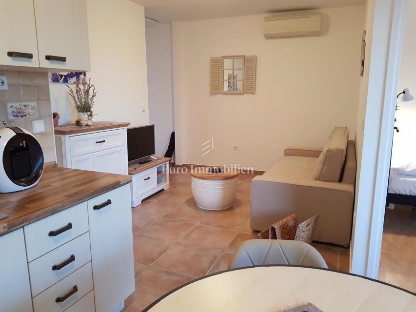Petrčane, hiša s 4 apartmaji, 90 m od morja!