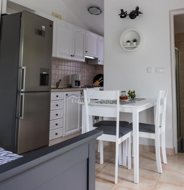 Petrčane, hiša s 4 apartmaji, 90 m od morja!