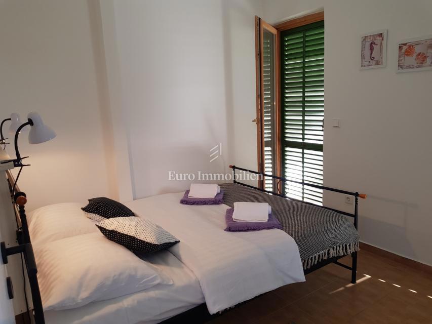 Petrčane, hiša s 4 apartmaji, 90 m od morja!