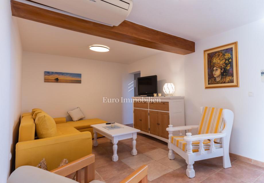 Petrčane, hiša s 4 apartmaji, 90 m od morja!