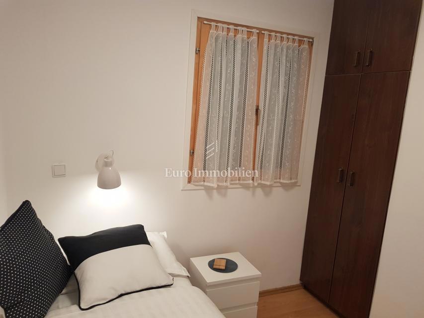 Petrčane, hiša s 4 apartmaji, 90 m od morja!