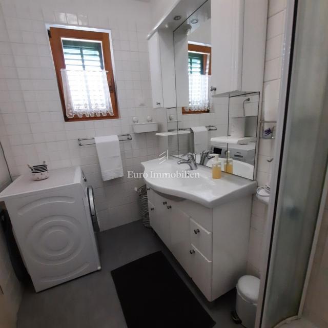 Petrčane, hiša s 4 apartmaji, 90 m od morja!