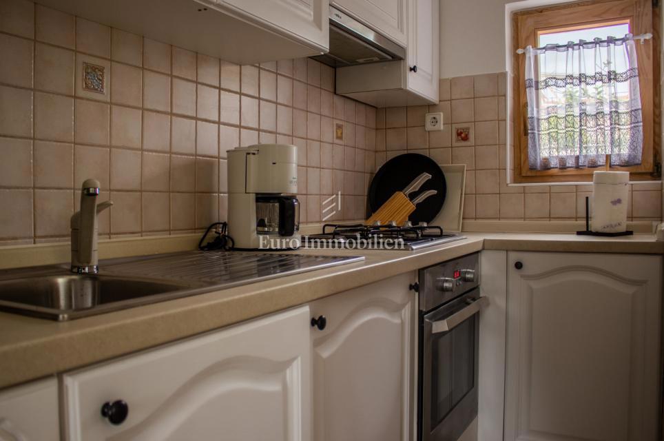 Petrčane, hiša s 4 apartmaji, 90 m od morja!