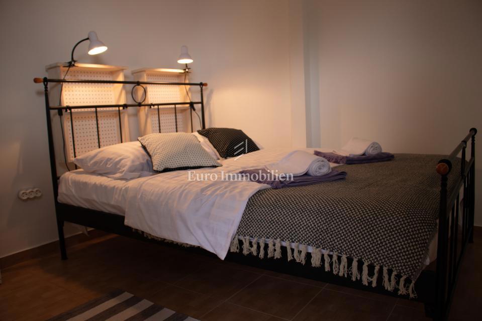 Petrčane, hiša s 4 apartmaji, 90 m od morja!