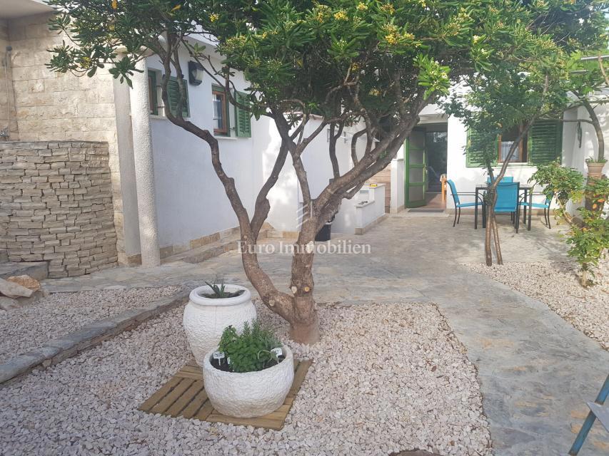 Petrčane, hiša s 4 apartmaji, 90 m od morja!