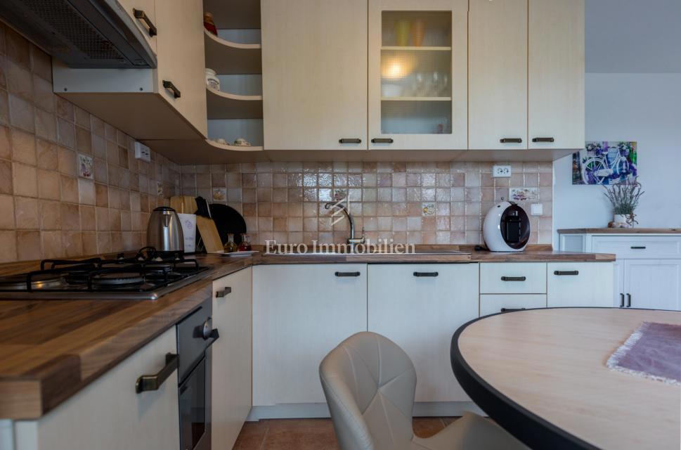 Petrčane, hiša s 4 apartmaji, 90 m od morja!