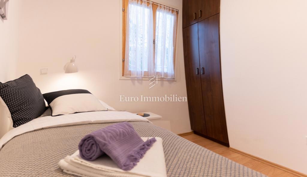 Petrčane, hiša s 4 apartmaji, 90 m od morja!