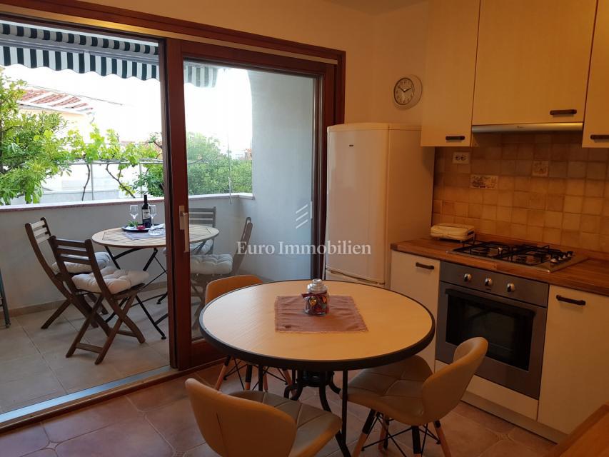 Petrčane, hiša s 4 apartmaji, 90 m od morja!