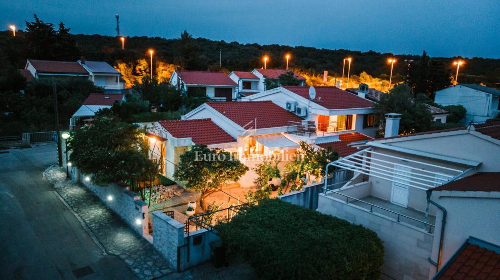 Petrčane, hiša s 4 apartmaji, 90 m od morja!
