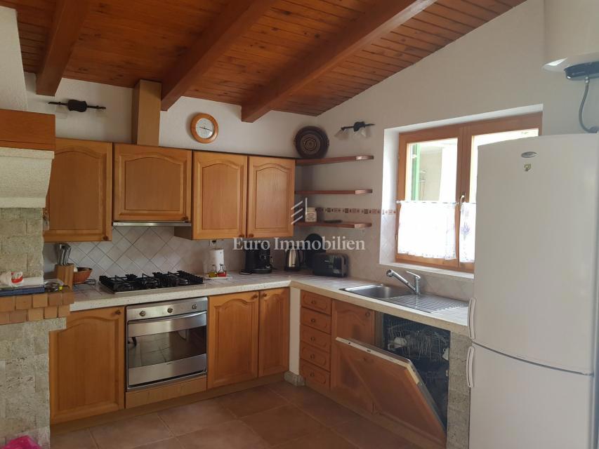 Petrčane, hiša s 4 apartmaji, 90 m od morja!