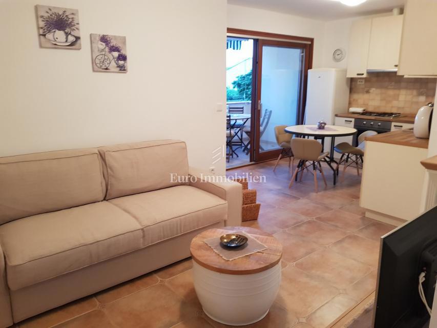 Petrčane, hiša s 4 apartmaji, 90 m od morja!