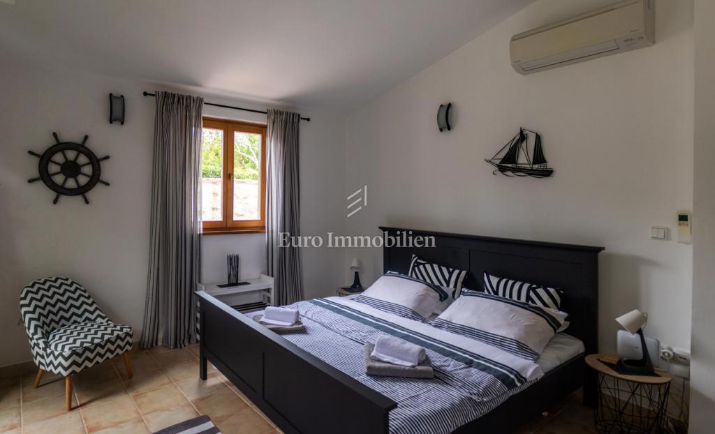 Petrčane, hiša s 4 apartmaji, 90 m od morja!
