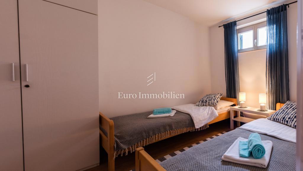 Petrčane, hiša s 4 apartmaji, 90 m od morja!