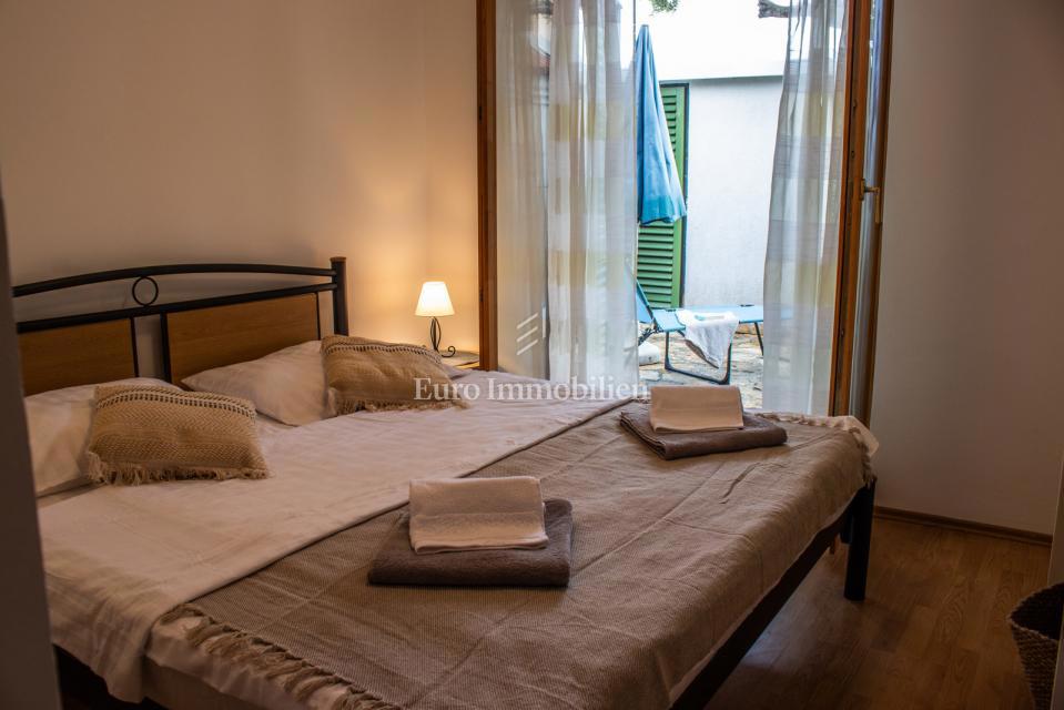 Petrčane, hiša s 4 apartmaji, 90 m od morja!