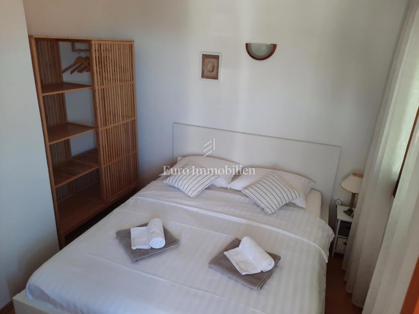 Petrčane, hiša s 4 apartmaji, 90 m od morja!