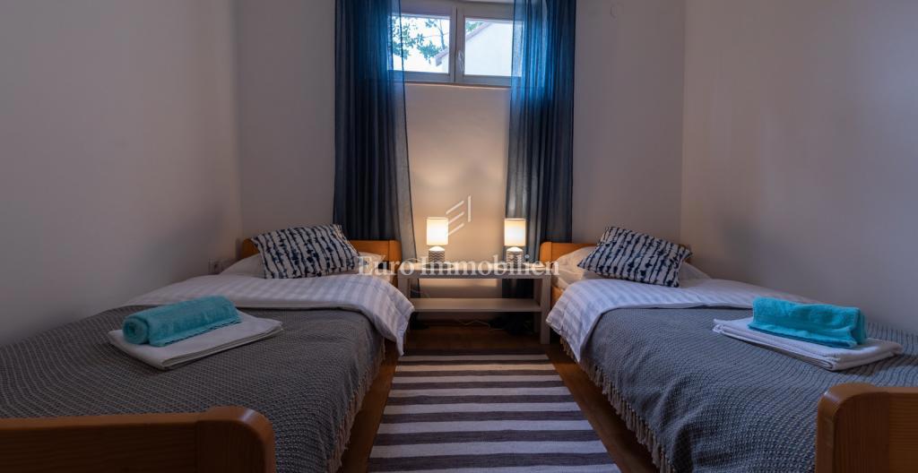 Petrčane, hiša s 4 apartmaji, 90 m od morja!