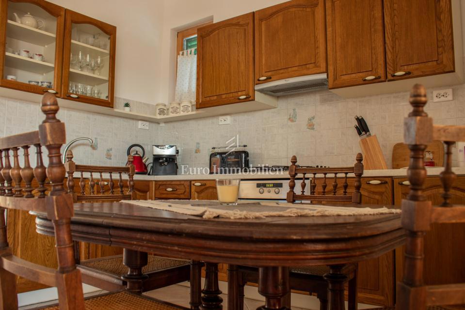 Petrčane, hiša s 4 apartmaji, 90 m od morja!