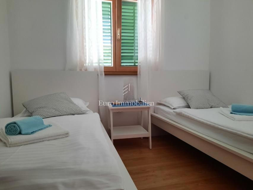 Petrčane, hiša s 4 apartmaji, 90 m od morja!