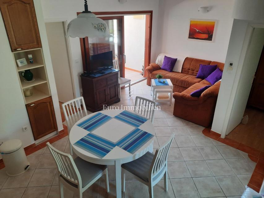 Petrčane, hiša s 4 apartmaji, 90 m od morja!