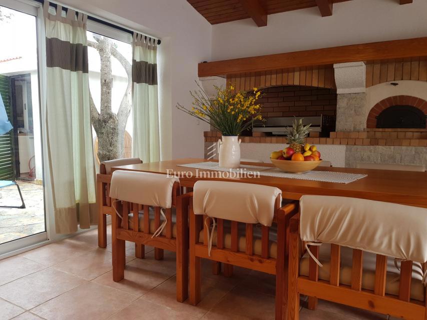 Petrčane, hiša s 4 apartmaji, 90 m od morja!