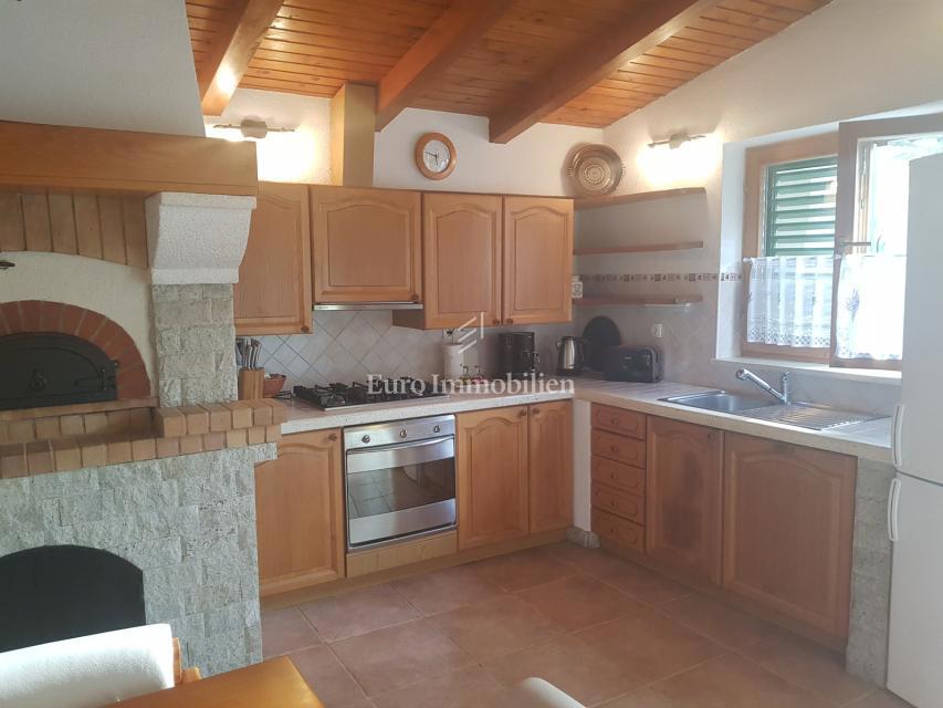 Petrčane, hiša s 4 apartmaji, 90 m od morja!