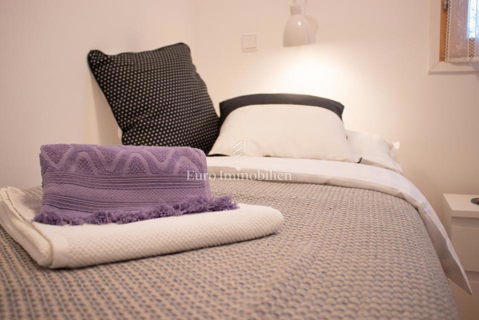 Petrčane, hiša s 4 apartmaji, 90 m od morja!
