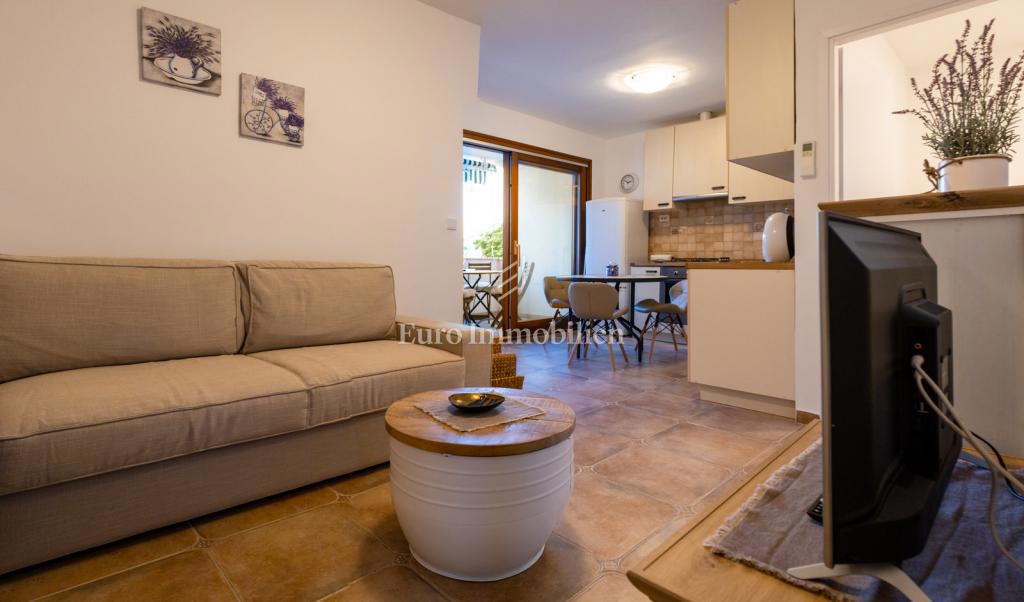Petrčane, hiša s 4 apartmaji, 90 m od morja!